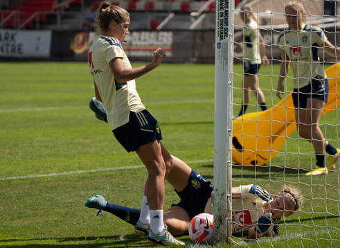 Filippa Angeldahl and goalkeeper Cajsa Andersson of the