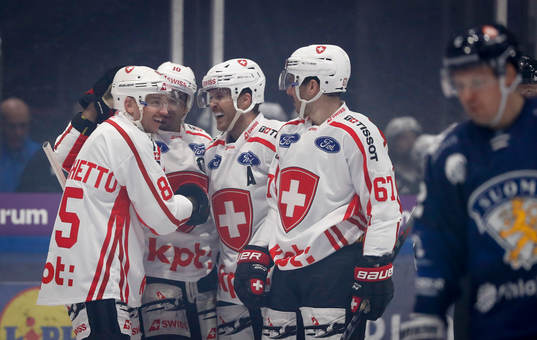 Swiss players celebrating a goal made by Sven Andrighetto