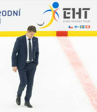 Head coach Sam Hallam of Sweden looks dejected