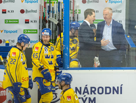 Head coach Sam Hallam of Sweden and Head coach Karl Jalonen