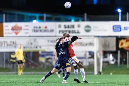 Örgrytes Isak Dahlqvist och Sandvikens IFs Jonathan Tesfay