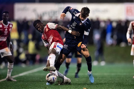 Sandvikens IFs Mamadou Kouyate och Örgrytes Daniel Paulson