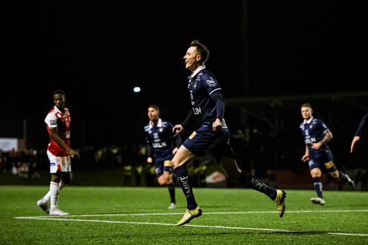 Örgrytes Viktor Lundberg jublar