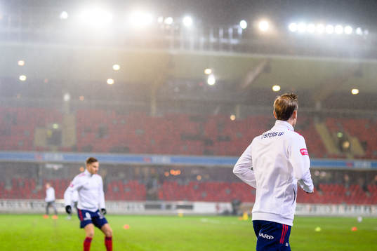 Östers Månz Berg värmer upp före fotbollsmatchen i