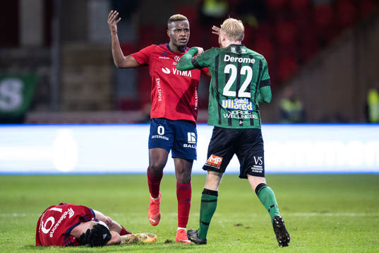 Östers Manasse Kusu och Varbergs Andre Boman diskuterar