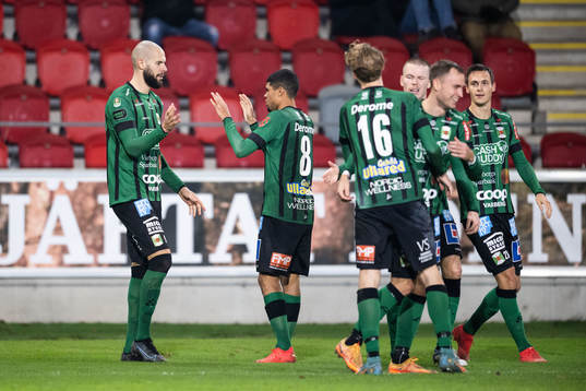 Varbergs Robin Simovic jublar med lagkamrater