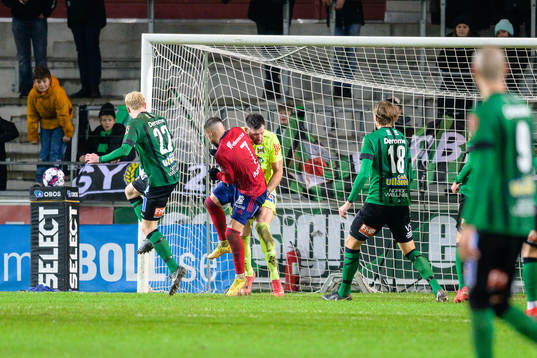 Östers Dzenis Kozica krockar med Varbergs målvakt Stojan