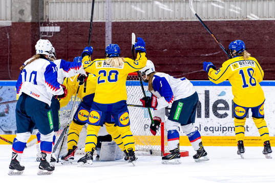 Sveriges målskytt Isabelle Leijonhielm, Moa Gustafsson och