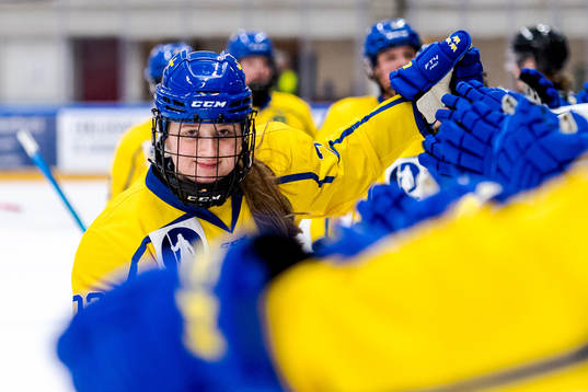 Sveriges målskytt Isabelle Leijonhielm jublar med laget