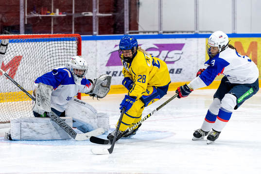 Slovakiens målvakt Livia Debnarova och Tereza Belkova mot
