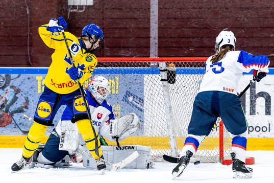 Sveriges Isabelle Leijonhielm mot Slovakiens målvakt Sona