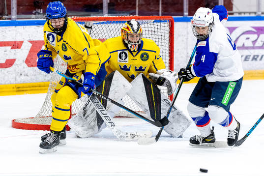 Sveriges Maja Ålenius och målvakt Felicia Frank mot