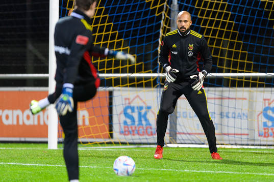 Östersunds målvakt Aly Keita före match ett i kvalet