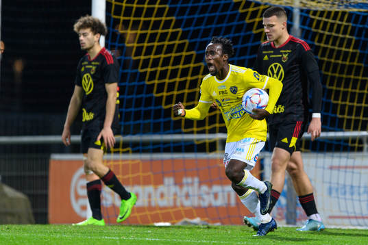 Falkenbergs FFs Godwin Aguda jublar