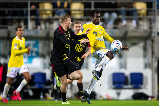 Östersunds Simon Kroon och Falkenbergs FFs Godwin Aguda