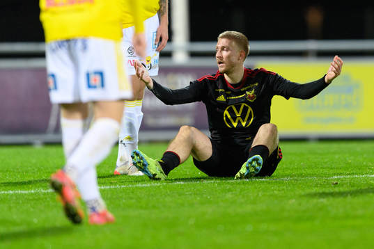 Östersunds Simon Kroon reagerar