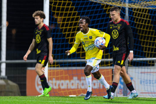 Falkenbergs FFs Godwin Aguda jublar