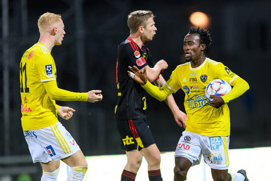 Falkenbergs FFs Godwin Aguda jublar