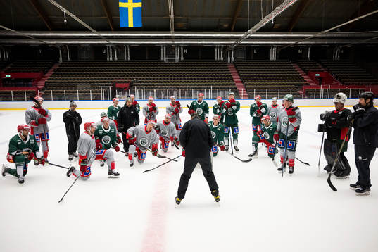 tränare Roger Rönnberg och spelare vid en genomgång