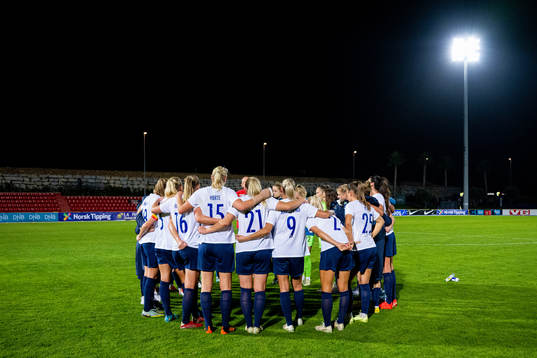 Players of Norway gather in a circle