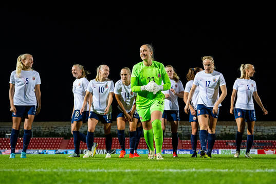 Goalkeeper Aurora Mikalsen and players of Norway