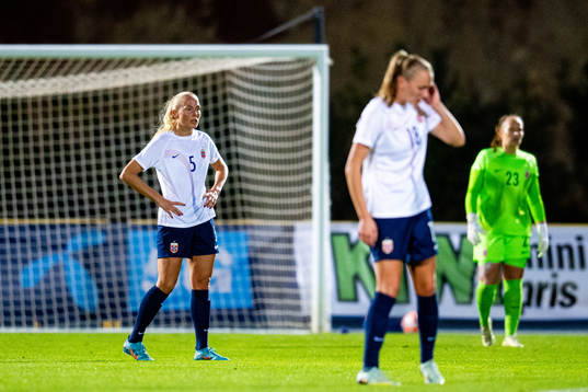 Guro Bergsvand and players of Norway look dejected