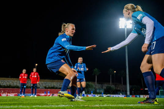 Frida Maanum of Norway warms up