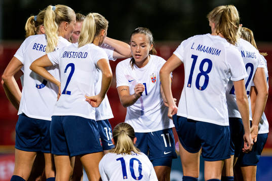 Guro Reiten and players of Norway