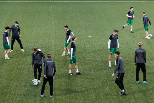 Hammarbys spelare värmer upp