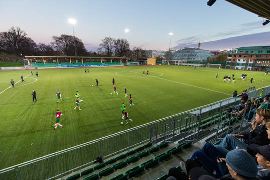 s spelare värmer upp på Hammarby IP