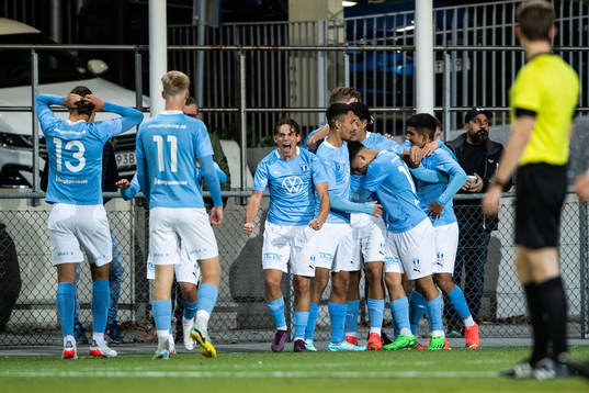 s André Alvarez Perez jublar med lagkamrater
