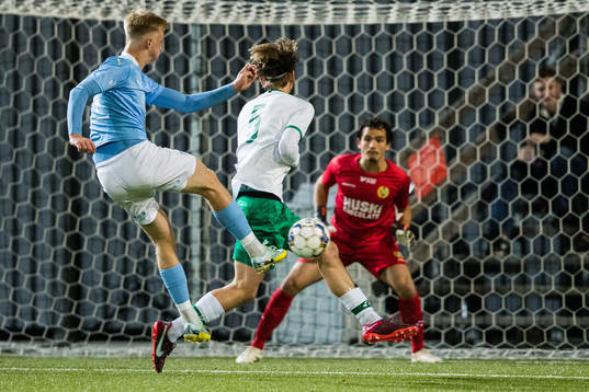 s Daniel Gudjohnsen med ett skott som täcks av Hammarbys