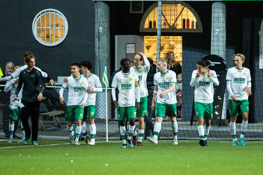 Hammarbys Oscar Fayli jublar med lagkamrater