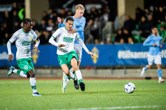 Hammarbys Essayas Lwampindy Bofua och Oscar Fayli mot