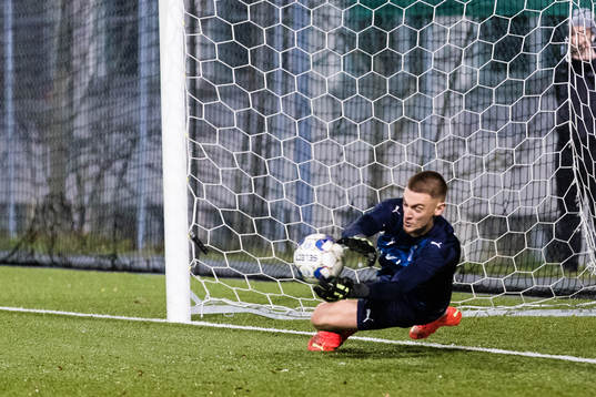 s målvakt Marcus Pettersson räddar en straff