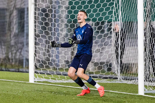 s målvakt Marcus Pettersson jublar