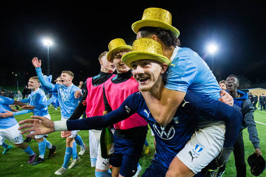 s målvakt Marcus Pettersson jublar