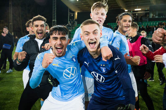 s Alexander Hughes och målvakt Marcus Pettersson jublar