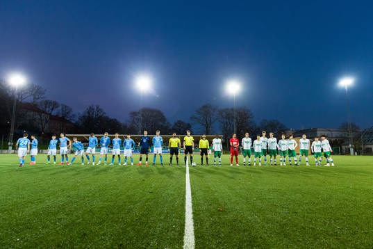 s spelare, domarteamet och Hammarbys spelare ställer upp