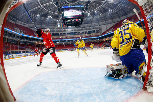 Gregory Hofmann of Switzerland against Joel Lassinantti and