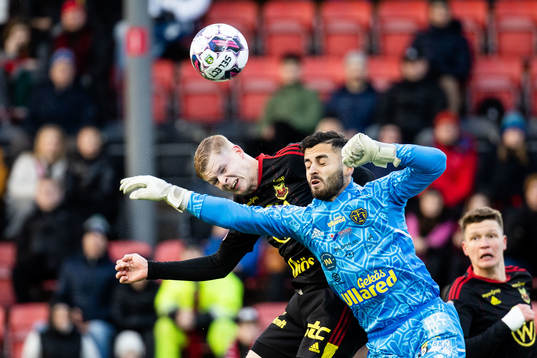 Östersunds Malcolm Stolt och Falkenbergs målvakt Nadeem