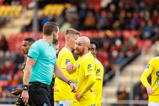 Falkenbergs Christoffer Carlsson reagerar på Domare Victor