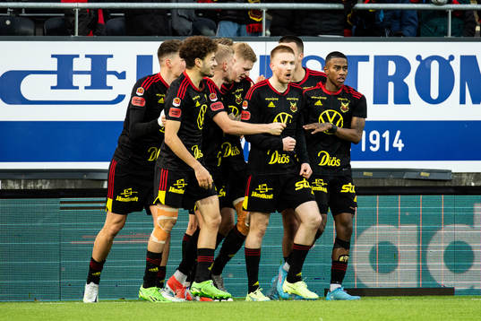 Östersunds Simon Kroon jublar med lagkamrater