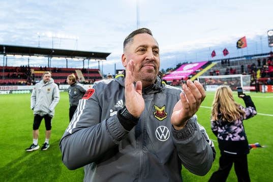 Östersunds tränare Magnus Powell jublar
