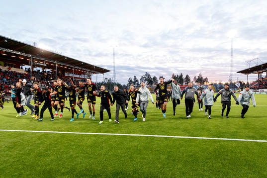 Östersunds spelare jublar