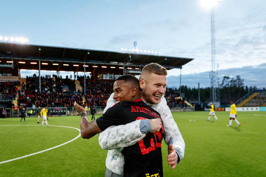Östersunds Chovanie Amatkarijo jublar med lagkamrat