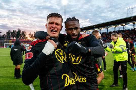 Östersunds Myroslav Mazur och Mansour Sinyan jublar