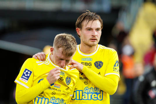 Falkenbergs Linus Dahl (th) och Lucas Sibelius deppar