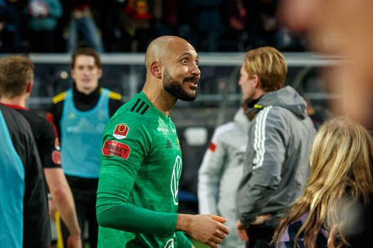 Östersunds målvakt Aly Keita jublar