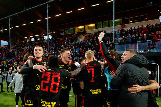 Östersunds Myroslav Mazur med lagkamrater jublar